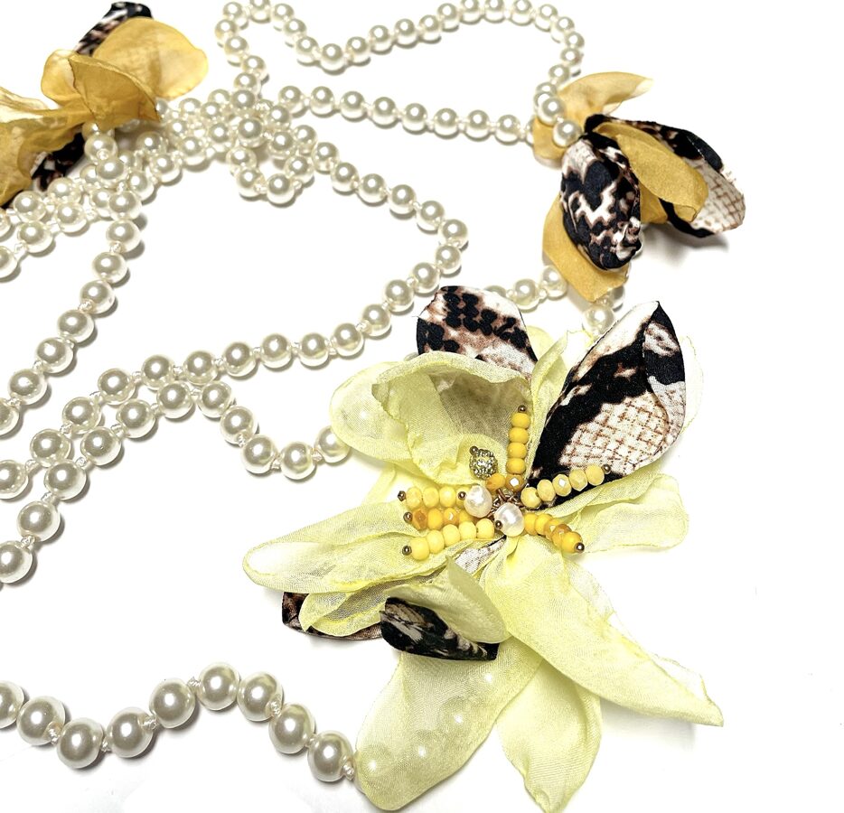 Pērļu kaklarota ar 3 zīda ziediem/dzeltena