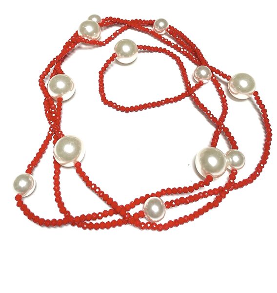 Sarkana garā kaklarota ar baltām pērlēm